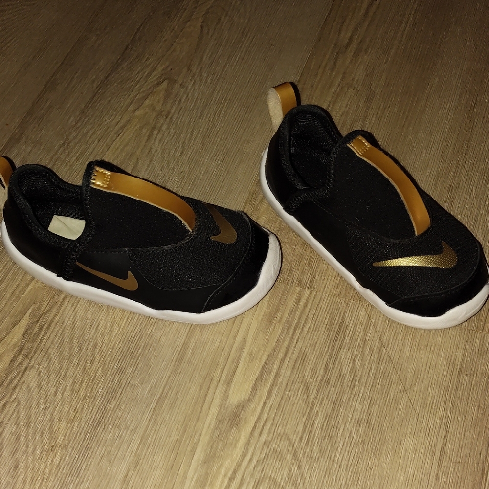 Nike Kids Black and Gold Sneakers
